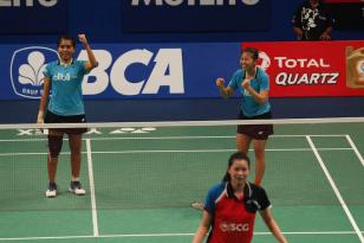 Pasangan ganda putri Indonesia, Nitya Krishinda Maheswari/Greysia Polii, merayakan kemenangan atas pemain Thailand, uttita Supajirakul/Sapsiree Taerattanachai, pada babak kedua BCA Indonesia Open Superseries Premier 2015 di Istora Senayan, Jakarta. Nitya/Greysia menang 22-20, 21-17.
