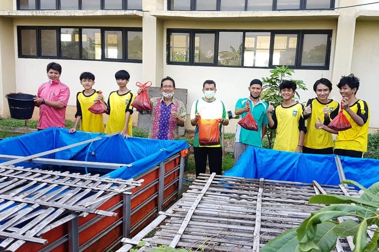 Tim UI dan siswa SMPN 290 saat memanen ikan lele.