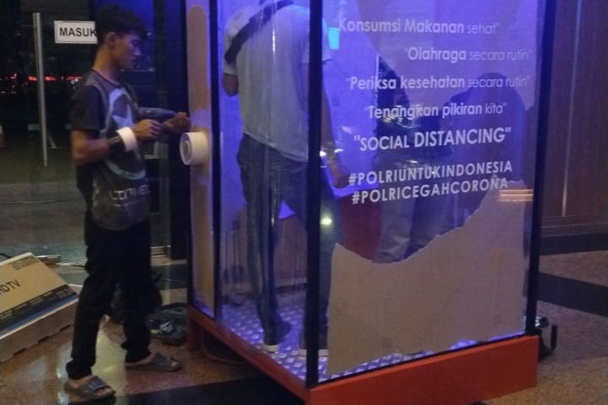 Polisi memasang tiga bilik disinfektan di gedung Polda Metro Jaya guna mengantisipasi penyebaran virus Corona. 
