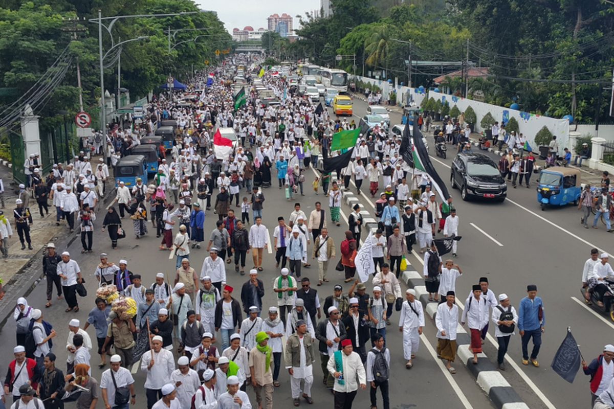 Massa aksi demonstrasi pada Jumat (31/3/2017) atau disebut Aksi 313 mulai bergerak dari Masjid Istiqlal menuju Istana Negara melewati Jalan Medan Merdeka Timur.