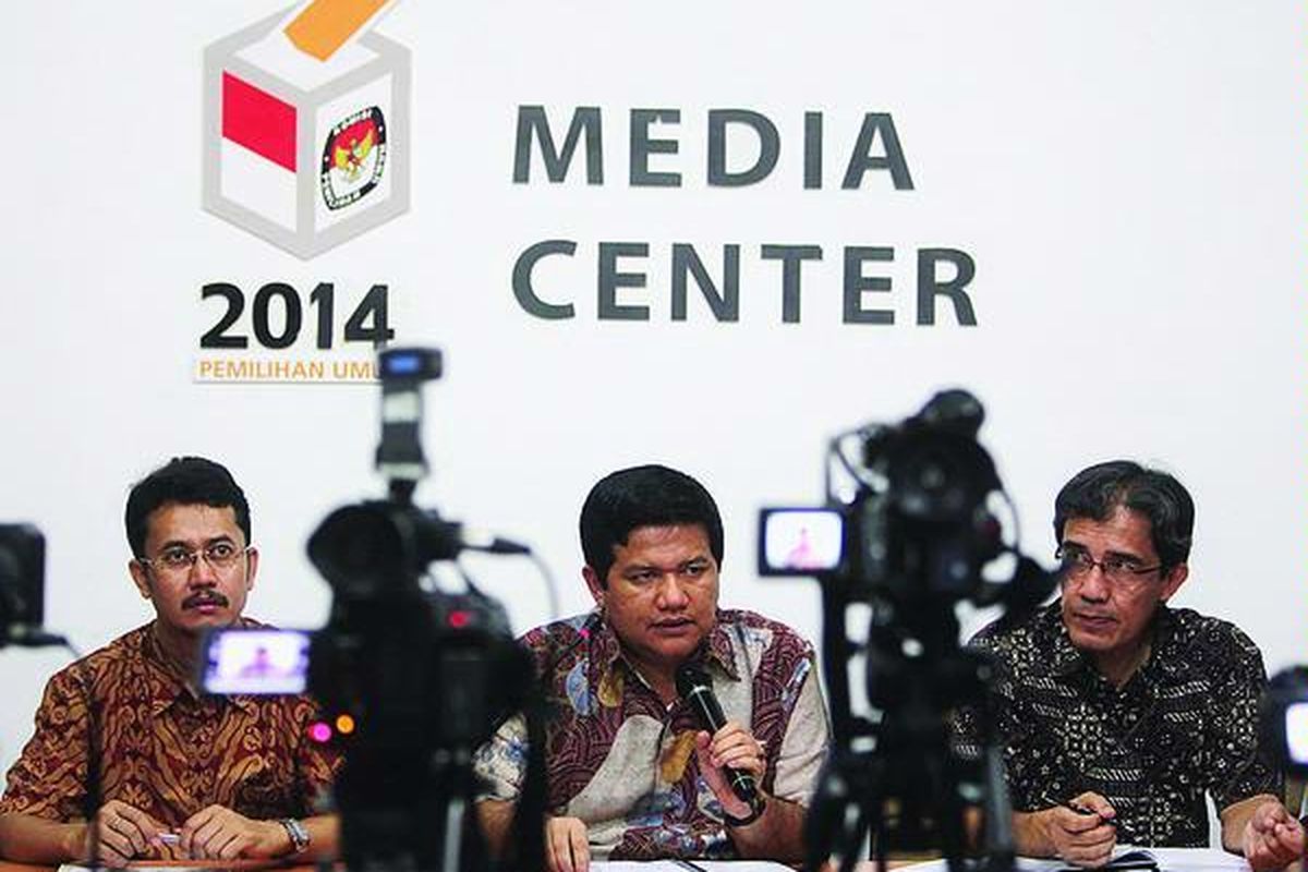 Komisi Pemilihan Umum   mengumumkan, sebanyak 12 dari 46 partai politik yang mendaftar sebagai peserta Pemilu 2014 mendatang tak lolos berdasarkan uji dokumen administrasi partai, Sabtu (29/9) di Jakarta. Hadir dalam pengumuman verifikasi tersebut anggota KPU antara lain (kiri ke kanan) Kurnia Rizkiyansyah, Husni Kamil Manik, dan Hadar Nafis Gumay.