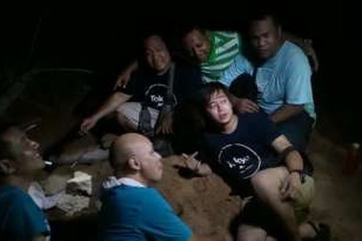 Grup acapella Jamaica Cafe menyanyi mengiringi seekor penyu hijau yang sedang bertelur di pantai yang terletak di Kecamatan Paloh, Kabupaten Sambas, Kalimantan Barat (19/8/2016).