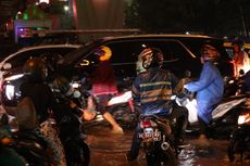 Diguyur Hujan Deras, Puluhan Kendaraan Mogok Terobos Banjir di Palembang