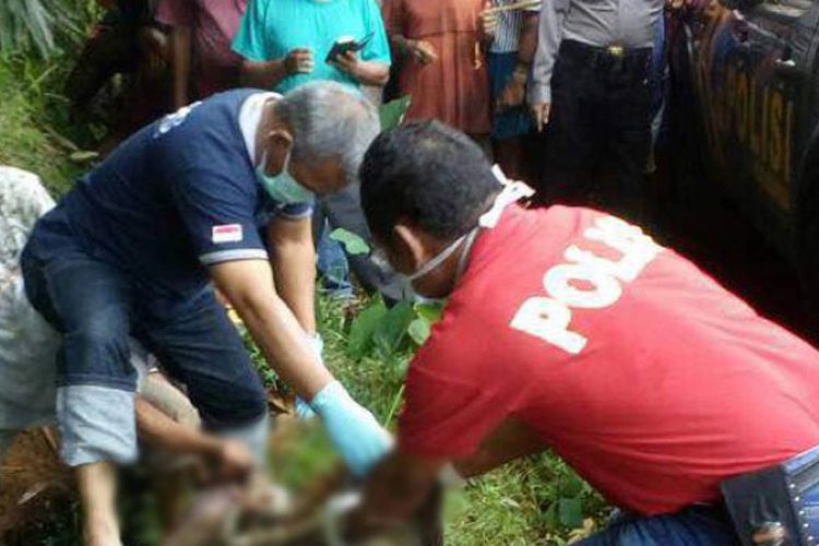 Polisi menemukan jenazah Nanik Tri Mulyani (72), seorang wanita asal Semarang yang dibunuh dan jasadnya dibuang di Banjarnegara.