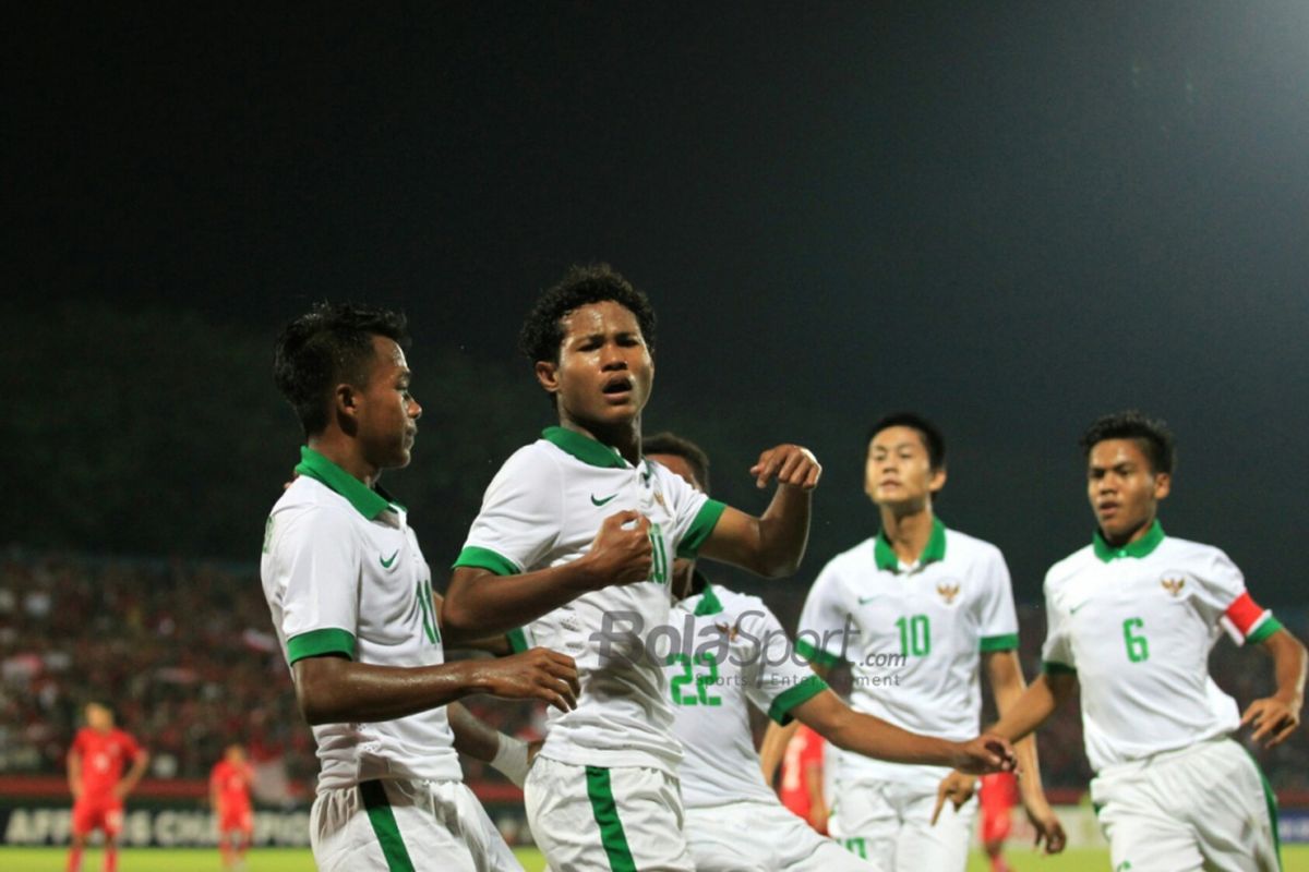 Para pemain timnas U-16 Indonesia merayakan gol yang dicetak oleh Bagus Kahfi ke gawang Myanmar pada Piala AFF U-16 di Stadion Delta Sidoarjo, Selasa (31/7/2018).