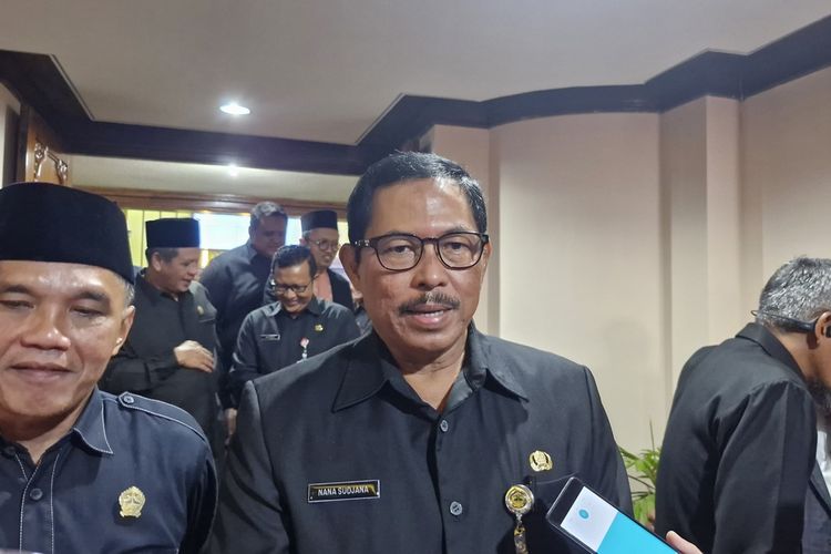 Pj Gubernur Jawa Tengah, Nana Sudjana usai Rapat Paripurna Penandatanganan nota kesepakatan KUA dan PPAS APBD tahun Anggaran 2024 antara Gubernur dan Pimnanan DPRD Jateng, di Gedung Berlian Semarang, Jumat, (24/11/2023).