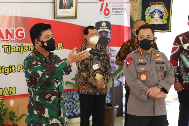 Panglima TNI Marsekal Hadi Tjahjanto saat melakukan kunjungan kerja bersama Kapolri Jenderal Pol Listyo Sigit Prabowo di Sleman, DIY, Minggu (8/8/2021).