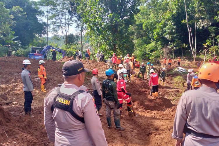 Tim gabungan melakukan pencarian terhadap sejumlah korban yang masih hilang akibat gempa di Cianjur, Jawa Barat, Senin (28/11/2022).