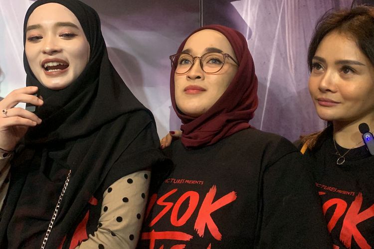 (Dari kiri ke kanan) Inara Rusli, Ririe Fairuz, dan Mawar AFI kompak menghadiri acara special screening dilm Sosok Ketiga pada Senin (12/6/2023) di bioskop Metropole, Jakarta Pusat. 