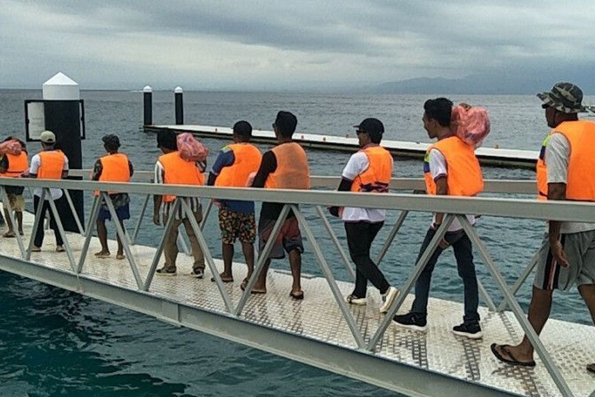 Uji coba jembatan penghubung ponton (movable brigade) di Pelabuhan Banjar Nyuh Nusa Penida, Kabupaten Klungkung, Bali setelah selesai direnovasi.