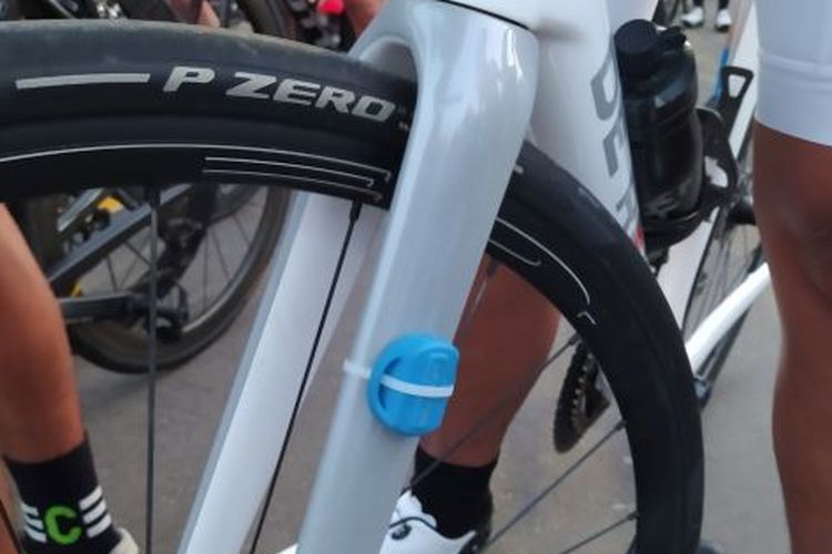Contoh transponder terpasang di bagian garpu kiri sepeda peserta balap sepeda nomor jalan raya touring 56 kilometer pada Tour of Kemala 2022 di Kabupaten Belitong, Provinsi Bangka Belitung pada 17-18 September 2022.