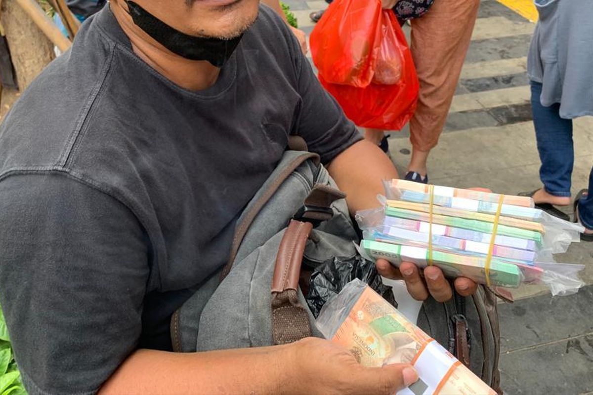 Andreas (43), salah satu penyedia jasa penukaran uang di Pasar Pecinan Glodok, Jakarta Barat, Minggu (21/1/2024). 