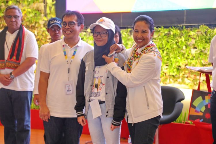 Menteri BUMN Rini M. Soemarno dan PGS Direktur Utama Telkom David Bangun saat menyematkan pin SMN kepada perwakilan peserta sbg tanda dimulainya Program Siswa Mengenal Nusantara 2018.