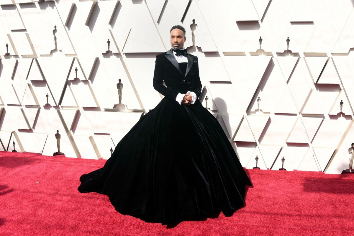 Aktor dan penyanyi Billy Porter mengenakan gaun saat berjalan di karpet merah Academy Awards 2019 di Hollywood and Highland, Hollywood, California, Minggu (24/2/2019). 