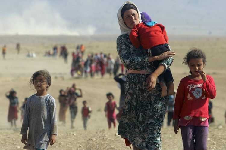 Kelompok minoritas Yazidi, Irak, melarikan diri dari kekerasan ISIS di kota Sinjar, Irak. Mreka berjalan menuju perbatasan Suriah, di pinggiran gunung Sinjar. (Foto: Ilustrasi)