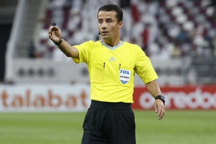 Nasrullo Kabirov, wasit asal Tajikistan yang menuai kecaman setelah dinilai memgeluarkan keputusan kontroversial saat memimpin laga Indonesia vs Qatar, Senin (15/4/2024).
