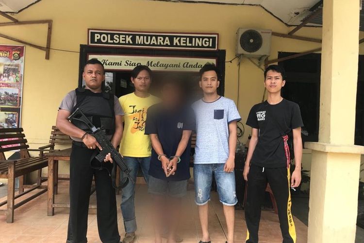 Tersagka RH(33) pelaku pemerkosaan seorang ibu rumah tangga di Musirawas saat diamankan pihak kepolisian setempat.