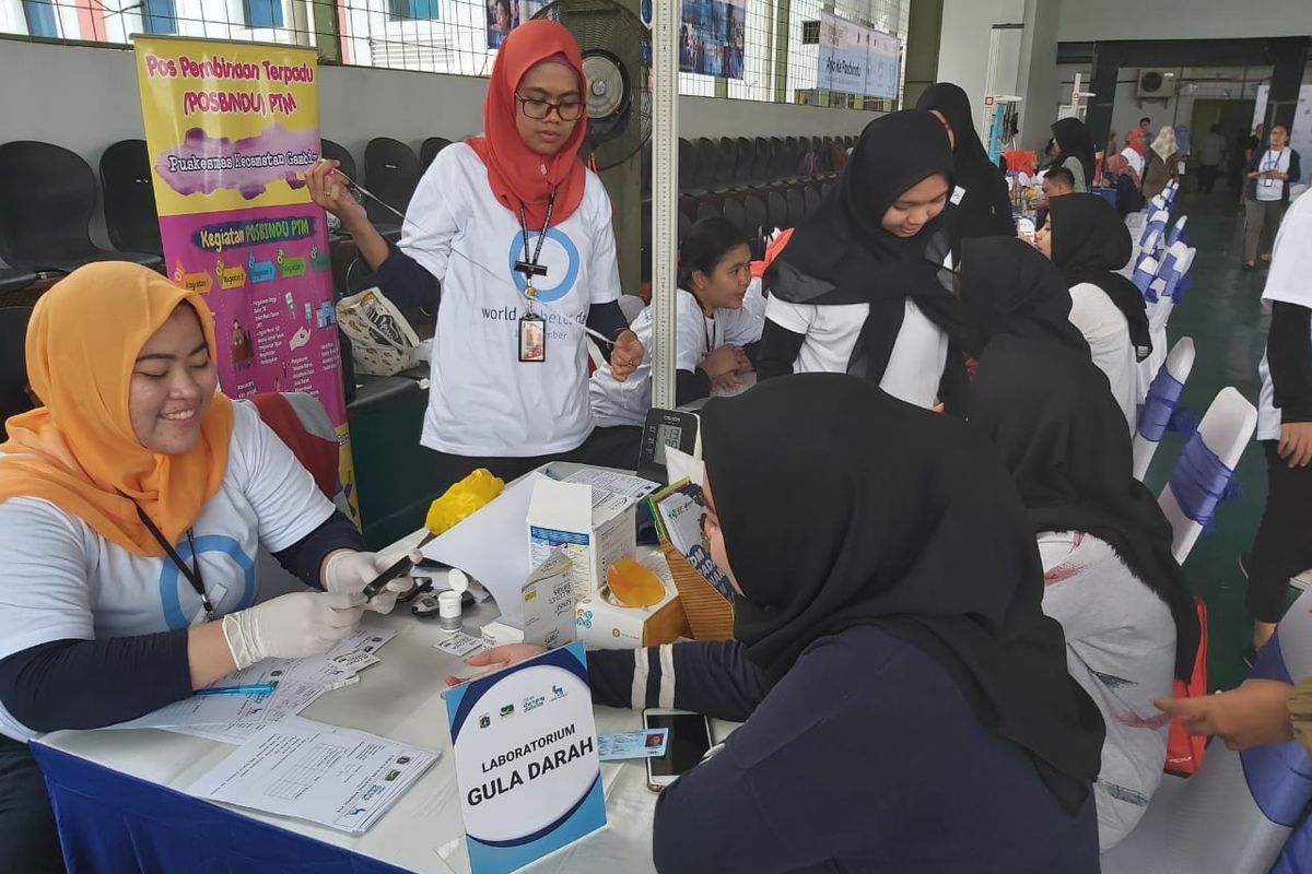 Pemeriksaan kadar gula darah di acara Posbindu di Universitas Yarsi Jakarta (14/11/2019).
