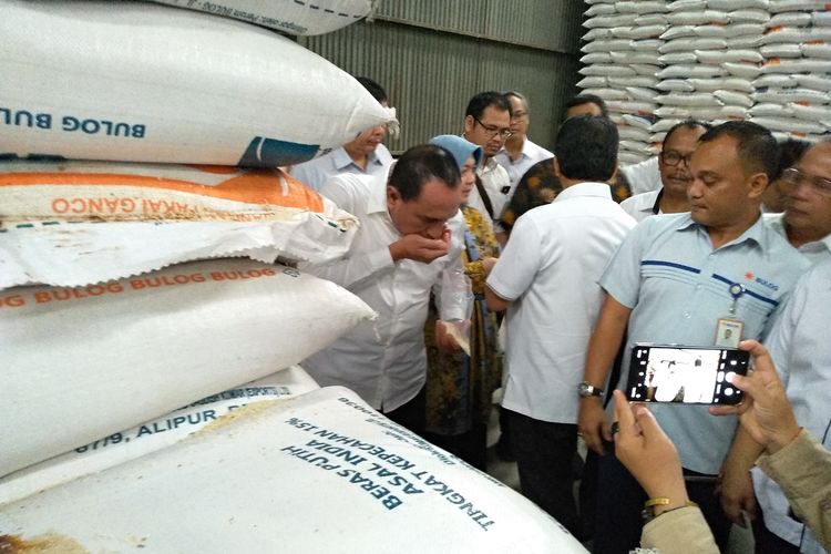 Gubsu Edy Rahmayadi mencium beras yang disimpan di Gudang Bulog di Jalan Mustafa, Medan. Di gudang ini, dia dan jajarannya serta Dirjen PKTN Kemendag RI menemukan sebagian beras berbau yang tersimpan sejak akhir 2018.