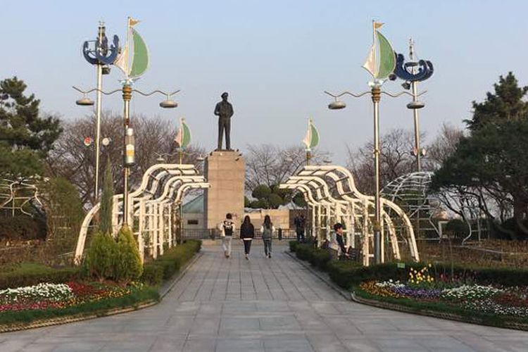 Taman Jayu di Incheon, Korea Selatan. Di taman ini terdapat patung Jenderal Douglas MacArthur. Sekitar patung terdapat taman dengan bunga beraneka warna.