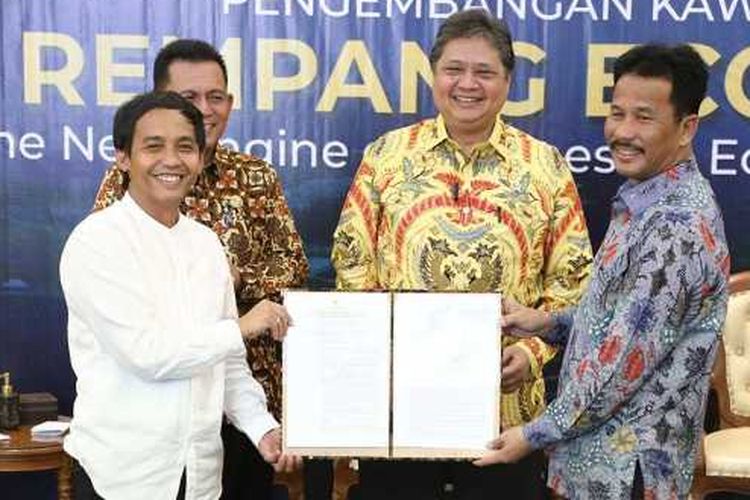 Penyerahan SK HPL ini diberikan langsung oleh Wakil Menteri ATR/Wakil Kepala BPN, Raja Juli Antoni kepada Wali Kota Batam sekaligus Kepala Badan Pengusahaan (BP) Batam, Muhammad Rudi. Penyerahan tersebut dilakukan dalam acara ?Peluncuran Program Pengembangan Kawasan Rempang KPBPB Batam? di Selasar Loka Kretagama, Gedung Ali Wardhana, Jakarta, Rabu (12/04/2023).