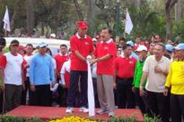 Wakil Presiden Jusuf Kalla membuka jalan sehat kemanusiaan yang merupakan rangkaian acara peringatan HUT PMI ke-70, Minggu (20/9/2015).