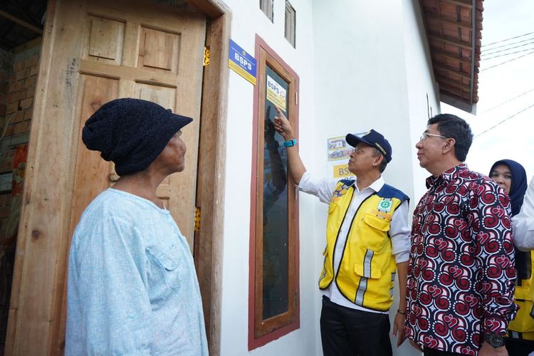 Direktur Jenderal Perumahan Kementerian PUPR, Iwan Suprijanto saat mengunjungi salah satu rumah warga di Kabupaten Banyuasin, Sumsel, yang mendapatkan bantuan bedah rumah atau BSPS.