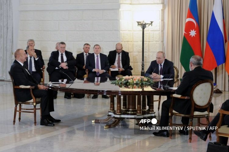 Presiden Rusia Vladimir Putin (tengah di meja), Perdana Menteri Armenia Nikol Pashinyan (kanan di meja), dan Presiden Azerbaijan Ilham Aliyev mengadakan pembicaraan di kota resor Laut Hitam Sochi, Rusia, pada Senin (31/10/2022). 