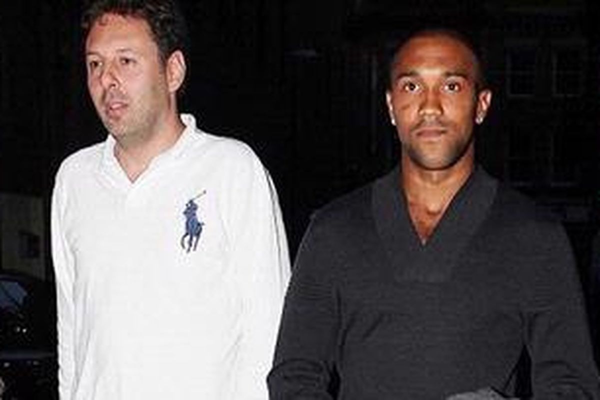 Bek Arsenal Gael Clihcy (kanan) dan penasihatnya Darren Dein, meninggalkan restoran San Carlo, Minggu (3/7/2011).