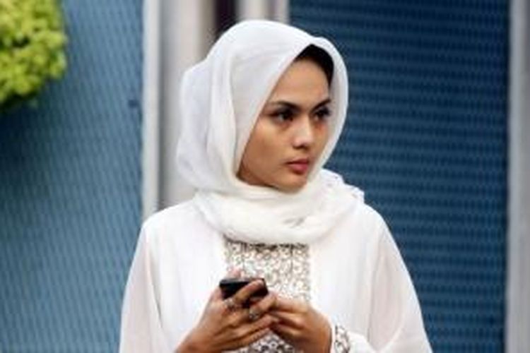 Anggita Sari, model majalah pria dewasa yang mengaku pacar Freddy Budiman, gembong kasus narkoba, membesuk kekasihnya tersebut di LP Narkotika Cipinang, Jakarta Timur, Kamis (18/7/2013).