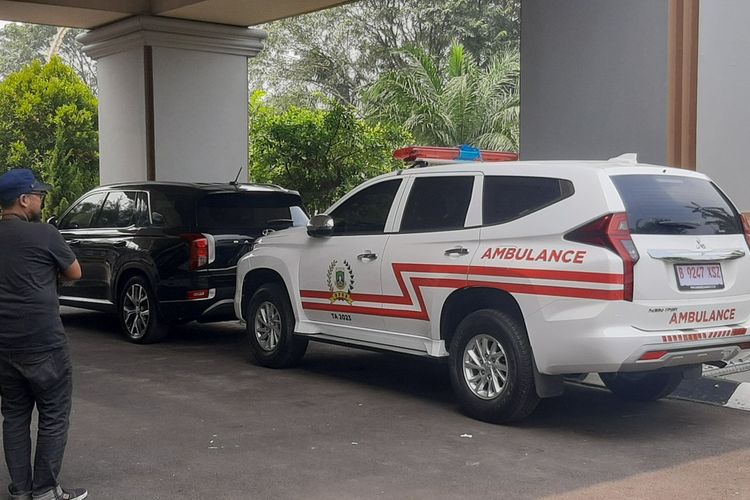Mobil ambulance milik DPRD Banten jenis Pajero Sport terparkir di lobby gedung wakil rakyat. Rabu (10/5/2023).