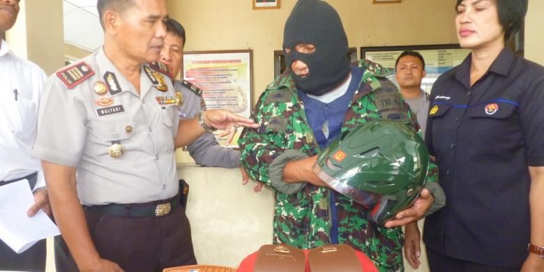 Budiyanto (47), warga RT 07/ RW 07 Kelurahan Baran, Kecamatan   Ambarawa, Kabupaten Semarang menggunakan atribut TNI AD untuk melancarkan aksi   pencurian.