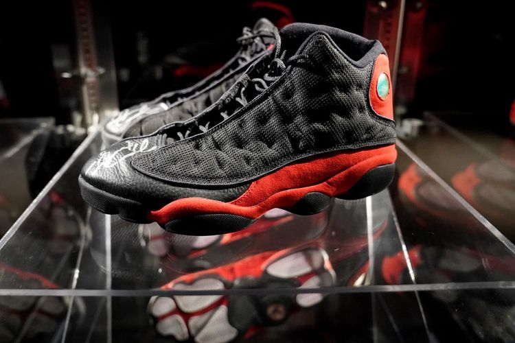 Sepatu Air Jordan 13 yang digunakan Michael Jordan di Game 2 Final NBA 1998 kontra Utah Jazz pada 5 Juni 1998 terjual seharga 2,2 juta dolar AS atau setara Rp 32,6 miliar pada April 2023. 