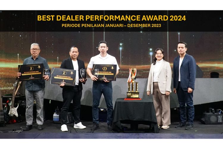 Penyerahan Plakat Best Dealer Performance 2024, dari kanan ke kiri : Direktur Main Dealer Honda Jakarta Center Hendra Kustiawan, General Manager Main Dealer Honda Jakarta Center Kartika Hartanta, General Manager Dealer Honda Kencana Kranji Melvin Satria, General Manager Dealer Honda Jakarta Center Soni Radandi Kurniawan, dan Direktur Dealer Honda Bintaro Tin Kok Sin.