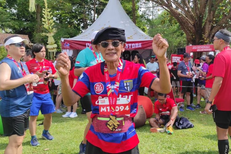Triono memamerkan medali finisher Tilik Candi Borobudur Marathon 2022. Triono yang sudah berusia 64 tahun mengikuti lomba Tilik Candi Borobudur Marathon 2022 yang digelar pada Minggu (13/11/2022) di Taman Lumbini, Candi Borobudur, Magelang, Jawa Tengah.