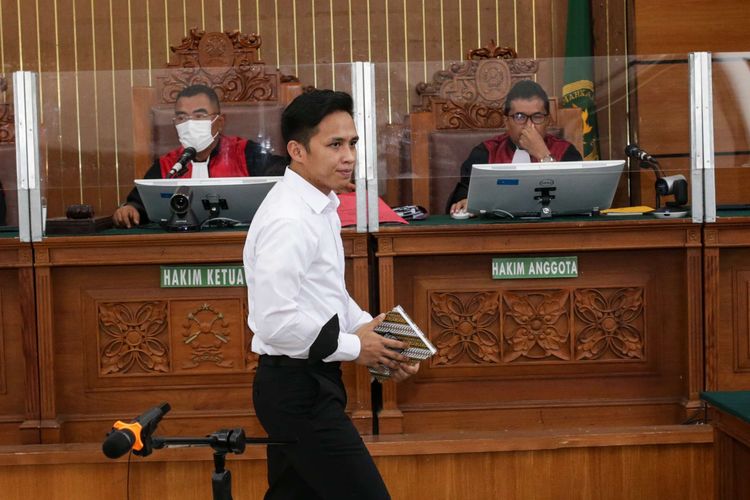 Terdakwa kasus pembunuhan berencana terhadap Nofriansyah Yosua Hutabarat atau Brigadir J, Richard Eliezer atau Bharada E menjalani sidang di Pengadilan Negeri (PN) Jakarta Selatan, Senin (21/11/2022). Pada sidang hari ini, Jaksa Penuntut Umum (JPU) menghadirkan 11 orang saksi untuk terdakwa Richard Eliezer atau Bharada E, Ricky Rizal dan Kuat Ma'ruf.