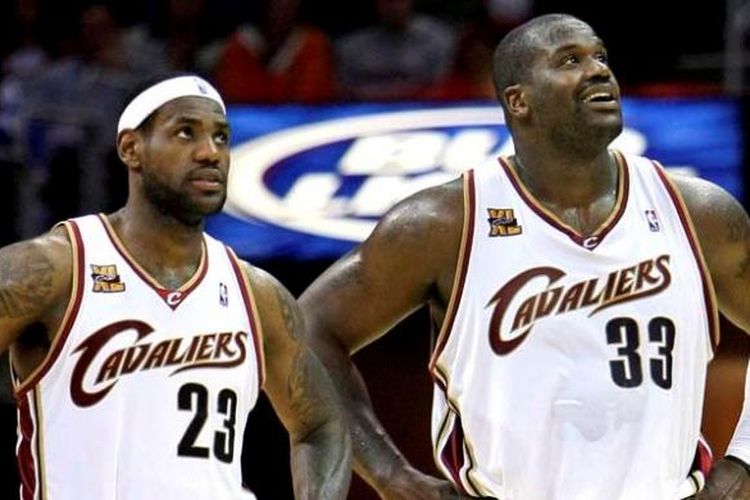 Shaquille O?Neal (kanan) dan LeBron James saat bermain untuk Cleveland Cavaliers di kompetisi bola basket NBA.