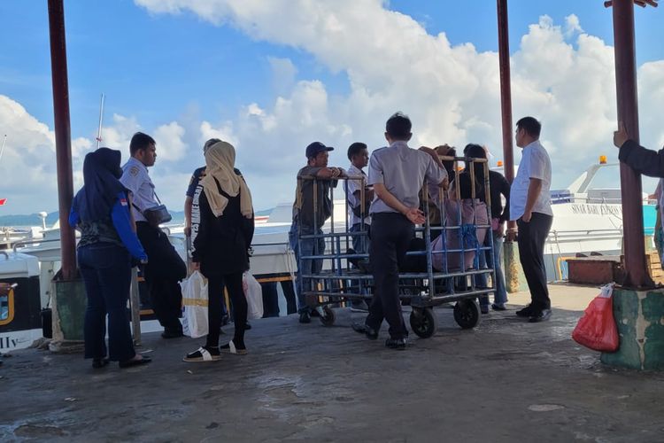 Sejumlah penumpang speed boat menunggu keberangkatan kapal di dermaga pelabuhan Liem Hie Djung Nunukan Kaltara