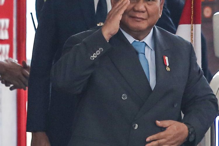 Presiden Prabowo Subianto memberikan hormat setibanya untuk mengikuti Sidang Tahunan MPR RI dan Sidang Bersama DPR-DPD RI Tahun 2025 di Gedung Nusantara, Kompleks Parlemen, Jakarta, Jumat (15/8/2025). ANTARAFOTO/Asprilla Dwi Adha/app/rwa.



