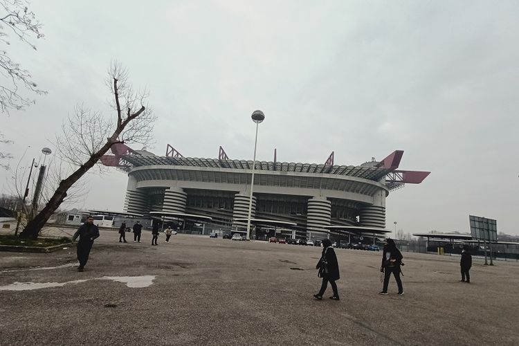 Foto stadion San Siro di Milan, Italia menggunakan kamera wide Oppo Reno3.