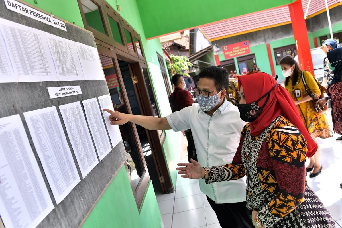 Menteri Desa PDTT Abdul Halim Iskandar saat meninjau desa untuk memastikan jumlah kasus positif Covid-19.