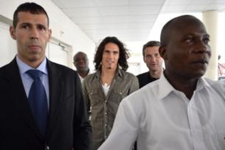 Penyerang asal Uruguay, Edinson Cavani (tengah), tiba di Paris, Senin (15/7/2013), untuk menjalani tes medis sebagai syarat kepindahan dari Napoli ke Paris Saint-Germain.