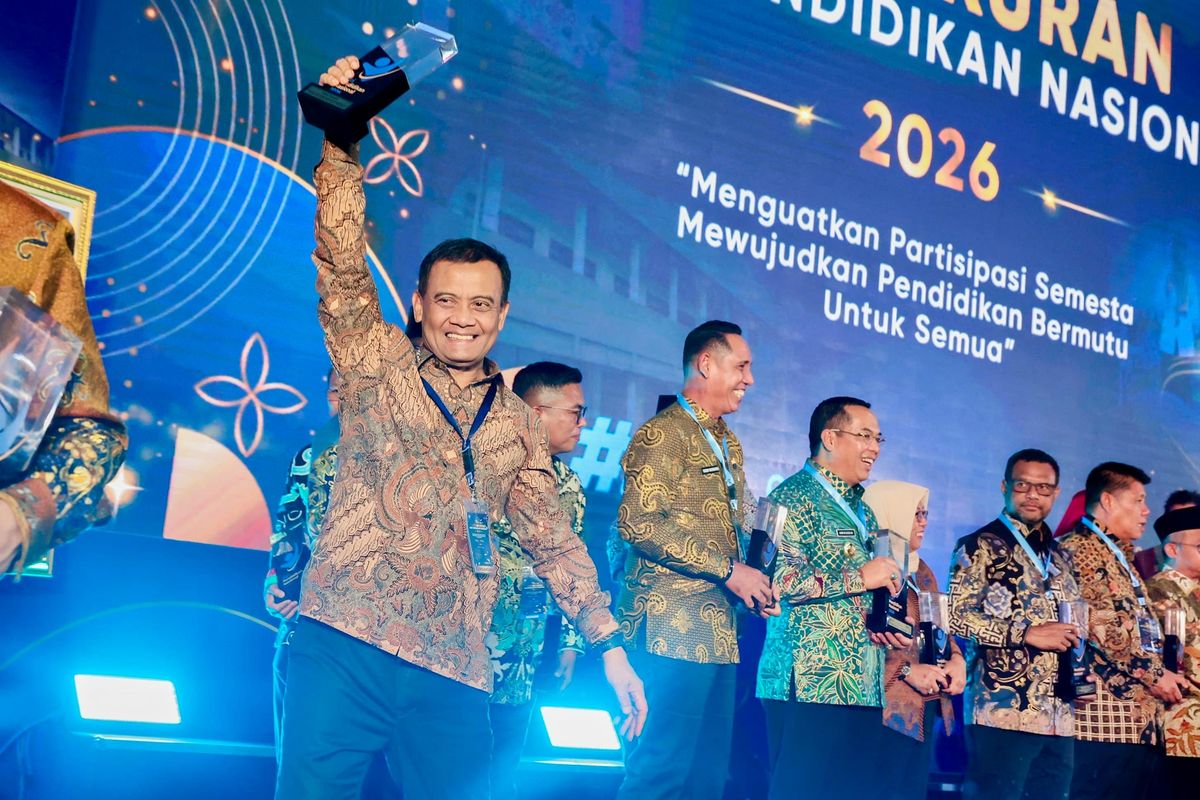 Gubernur Jateng Ahmad Luthfi menerima penghargaan pendidikan secara simbolis pada Malam Tasyakuran Hari Pendidikan 2026 di Kantor Kemendikdasmen, Jakarta, Senin (25/5/2026).