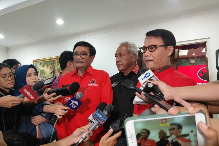 Ketua DPP PDI-P Ahmad Basarah (berdiri kanan berbaju merah) dalam konferensi pers didampingi Ketua DPP PDI-P Djarot Saiful Hidayat (kiri berbaju merah) dan Ketua Bidang Kehormatan DPP PDI-P Komarudin Watubun (tengah berbaju hitam) di Kantor DPP PDI-P, Jalan Diponegoro, Menteng, Jakarta, Senin (22/4/2024) malam.
