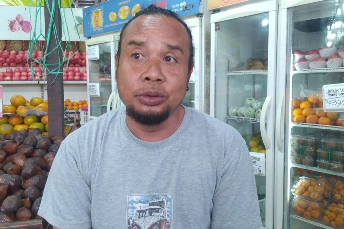 Pemilik toko buah Mughi Barokah, Suhadi saat menceritakan peristiwa penganiayaan yang dilakukan oknum TNI AD terhadap warga sipil di Jalan Akses Tol Cimanggis, Leuwinanggung, Tapos, Depok. 