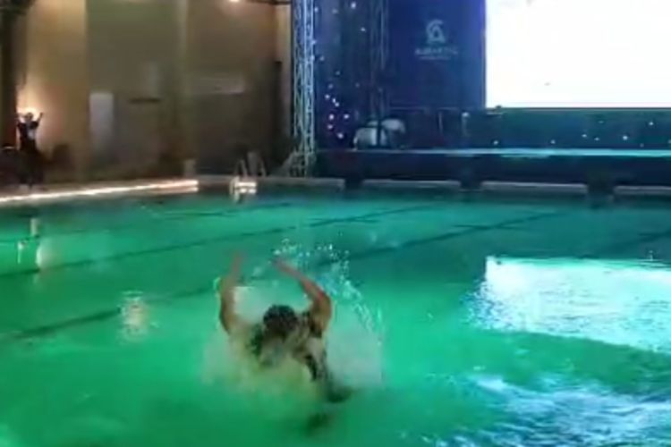 Tangkapan layar, seorang warga Tulungagung Jawa Timur ceburkan diri ke kolam renang, setelah Timnas Indonesia Menang melawan Kores Selatan dalam.Piala Asia U-23, Jumat (26/04/2024) 