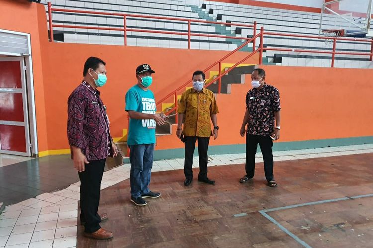Wakil Bupati Banyumas Sadewo Tri Lastiono (kedua dari kiri) meninjau fasilitas di GOR Satria Purwokerto, Kabupaten Banyumas, Jawa Tengah.