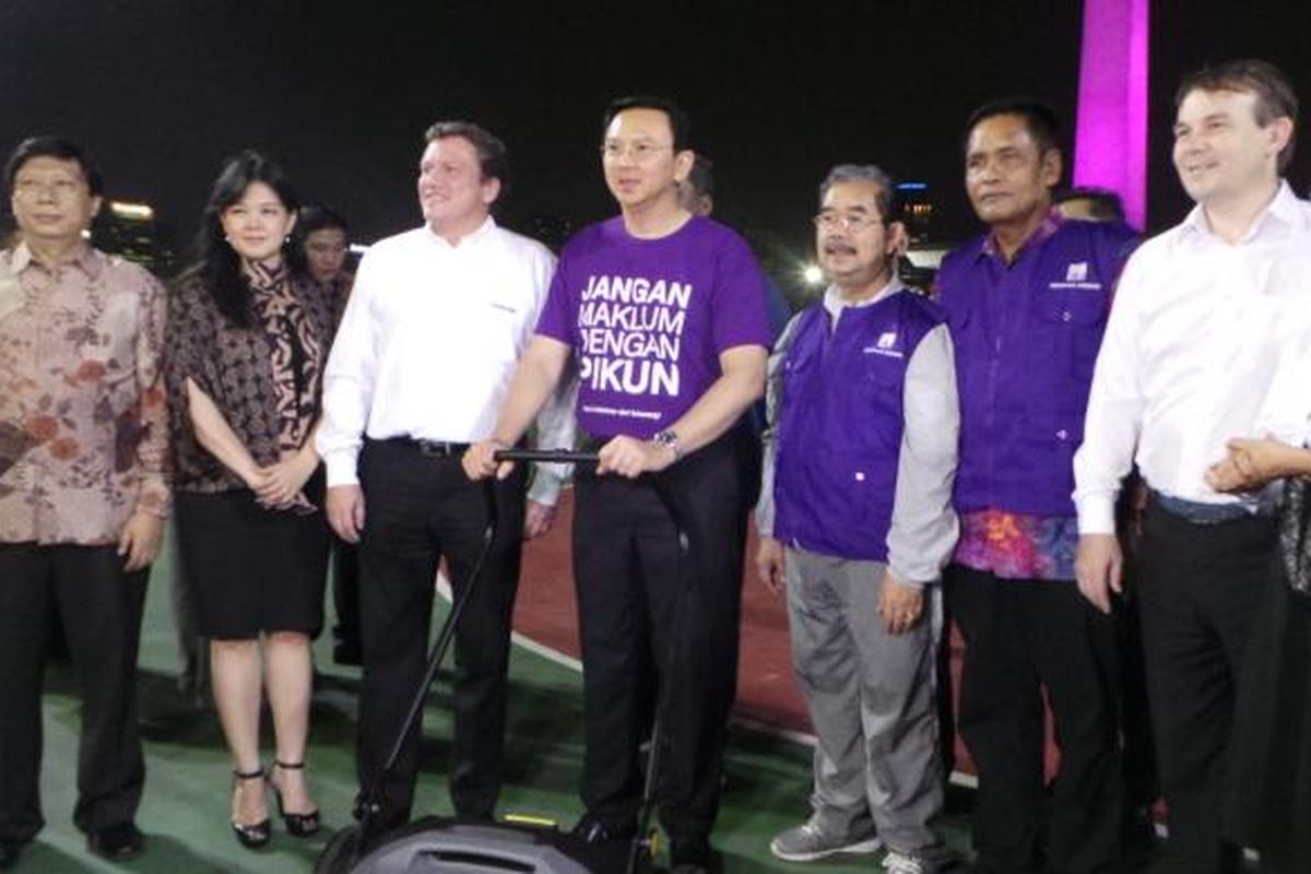 Gubernur DKI Jakarta, Basuki Tjahaja Purnama, saat berfoto dengan pegawai Karcher di Monas, Kamis (6/10/2016).