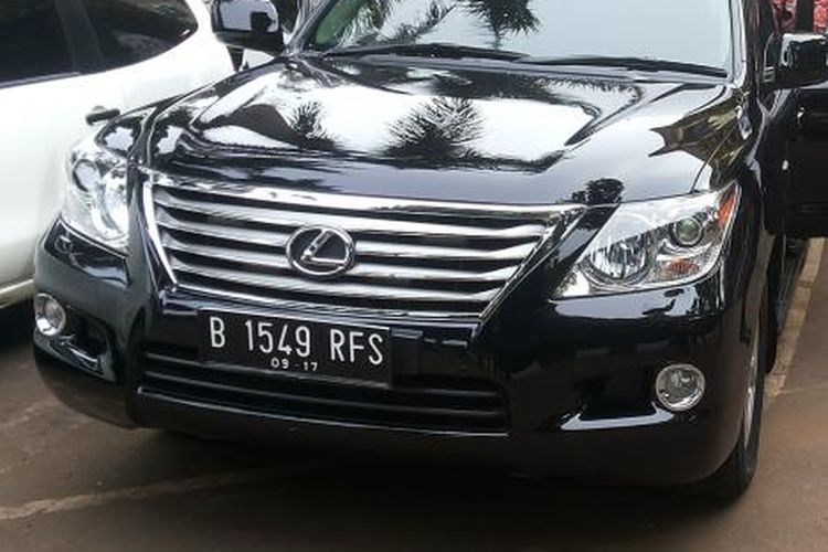 Pelaksana Tugas (Plt) Gubernur DKI Jakarta Sumarsono saat akan memasuki mobil dinasnya usai kunjungan ke Kantor Kelurahan Duren Sawit, Jakarta Timur, Jumat (30/12/2016). Tampak mobil dinasnya sudah menggunakan pelat B 1549 RFS.
