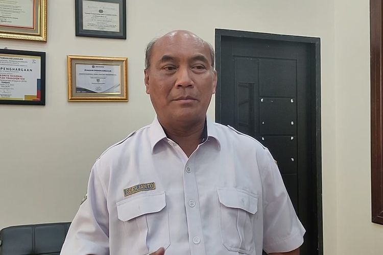 Ketua Komite Nasional Keselamatan Transportasi (KNKT) Soerjanto Tjahjono saat ditemui di kantor KNKT, Gambir, Jakarta Pusat, Senin (20/5/2024). 